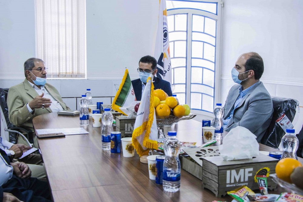 نشست مشترک مدیر عامل منطقه ویژه اقتصادی لامرد با هیات مدیره کارخانه اکسید منیزیم لامرد